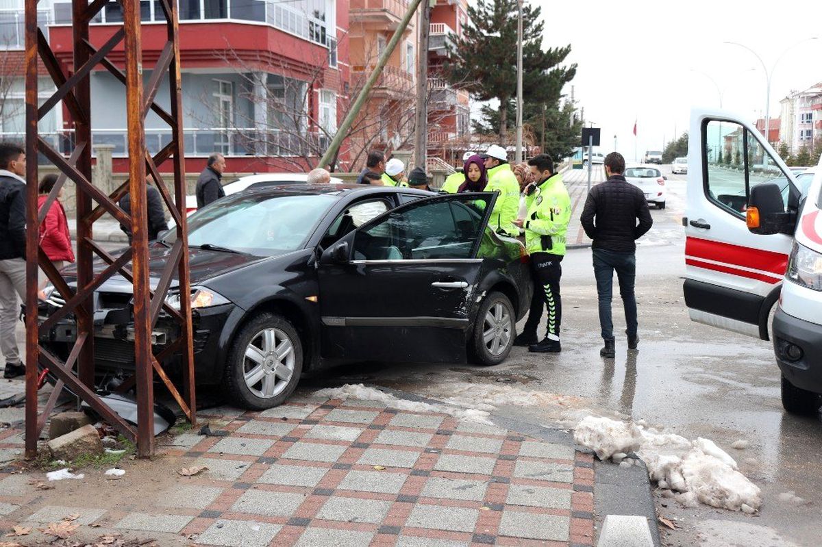Karaman\'da otomobille hafif ticari araç çarpıştı: 1 yaralı