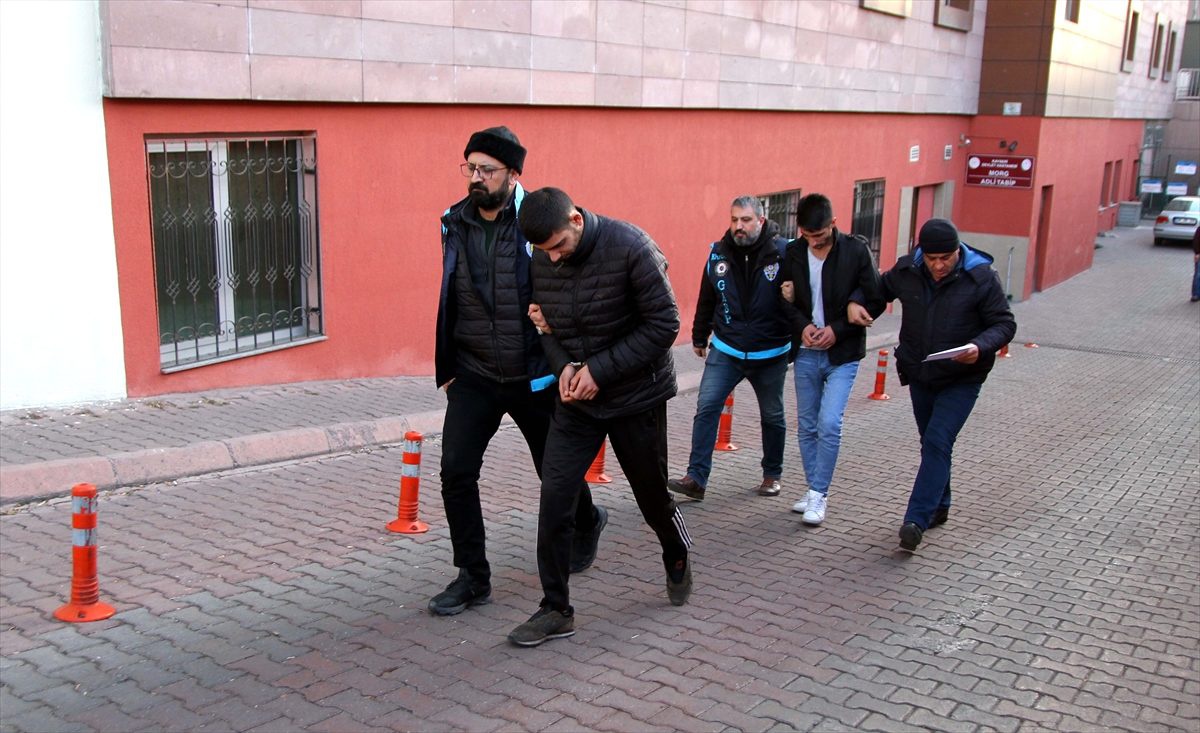 Kayseri\'de çocuk parkını yakan şüpheliler bidondaki parmak izinden yakalandı