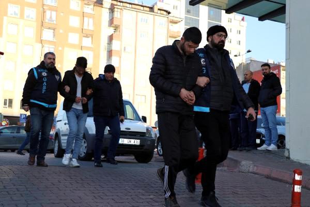 Kayseri\'de çocuk parkının yakılması güvenlik kamerasında (2)