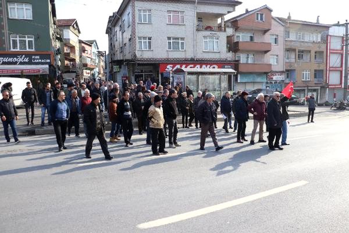 Kazalardan bıkan mahalleli yolu kapattı