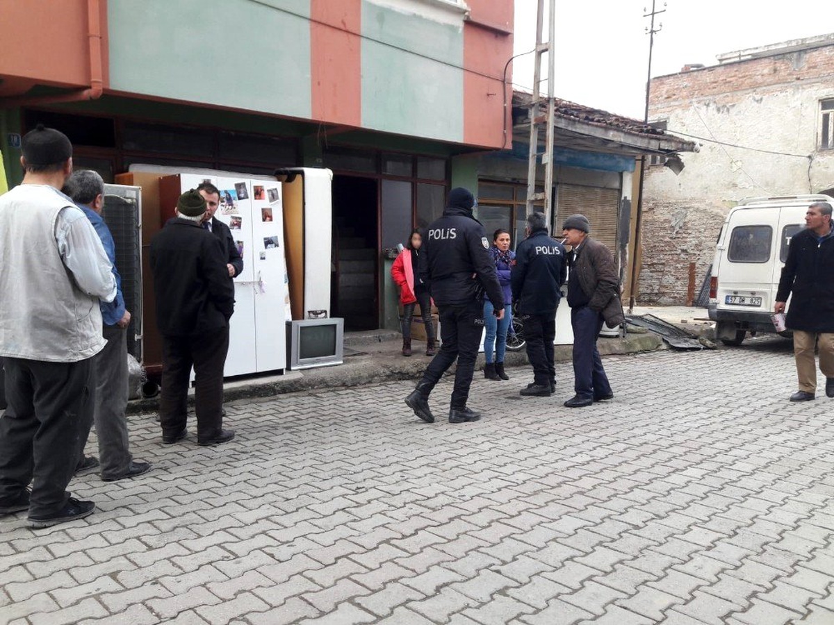 Kirayı ödemeyince kızı ile sokakta kaldı