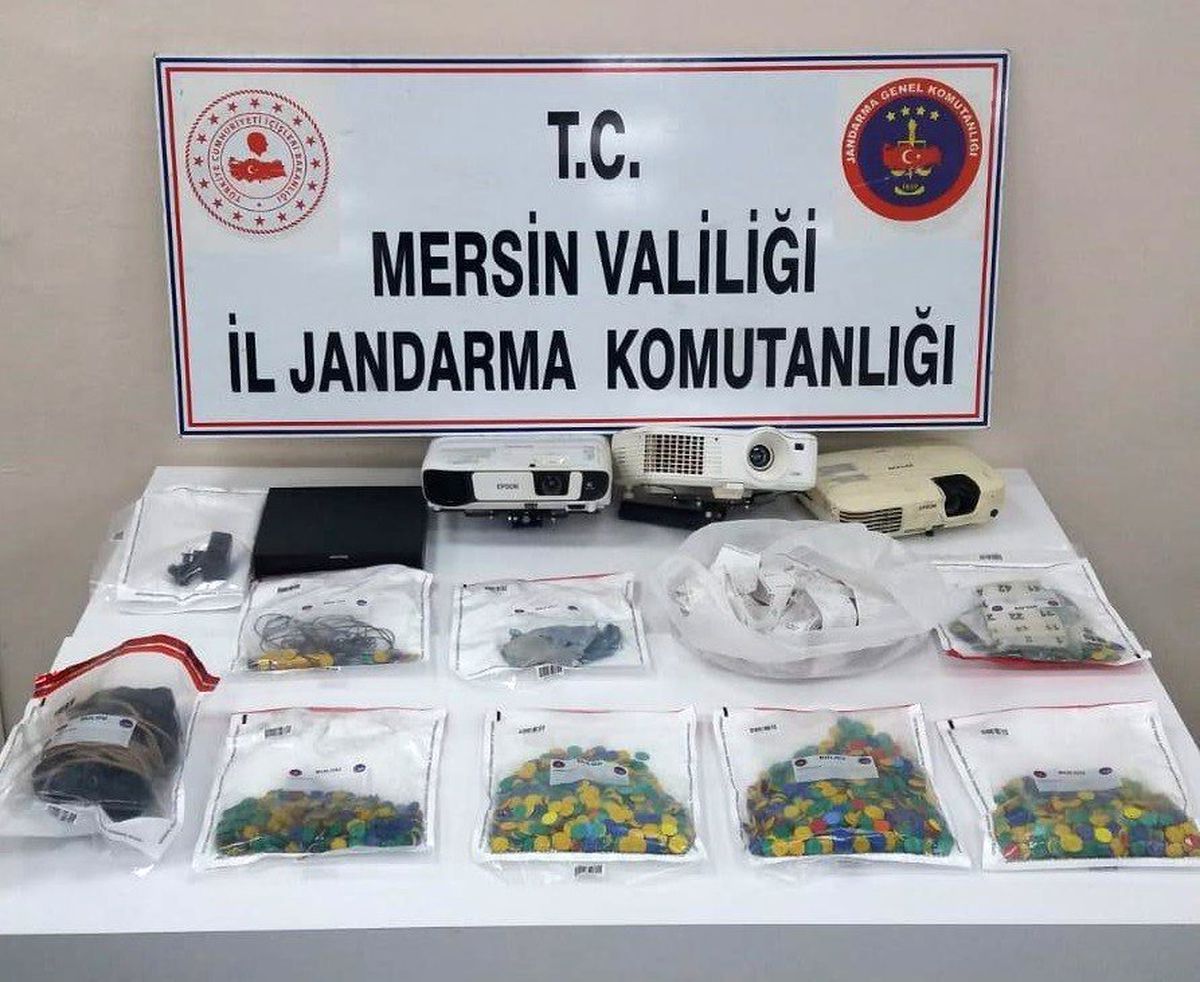 Mersin\'de sendika binasına kumar operasyonu