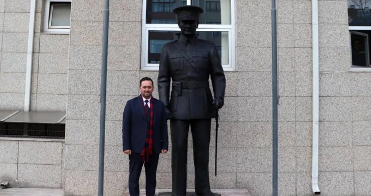 Başkan talimat verdi! Belediye binası önüne dev Atatürk heykeli dikildi