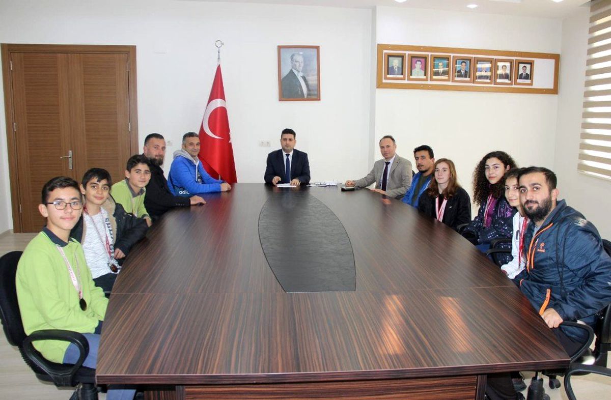 Milli Eğitim Müdürü Karataş, madalya alan öğrencileri ödüllendirdi