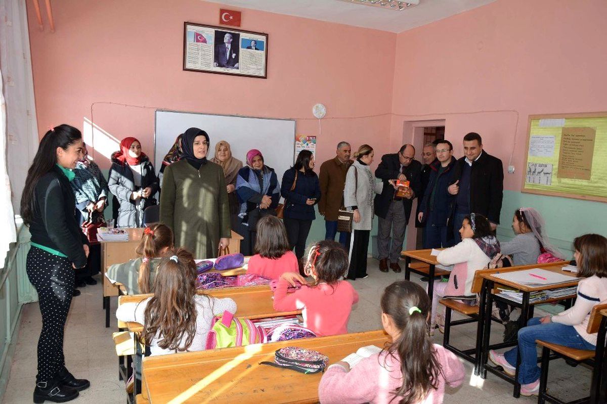 Öğrencilere atkı ve bere dağıtıldı