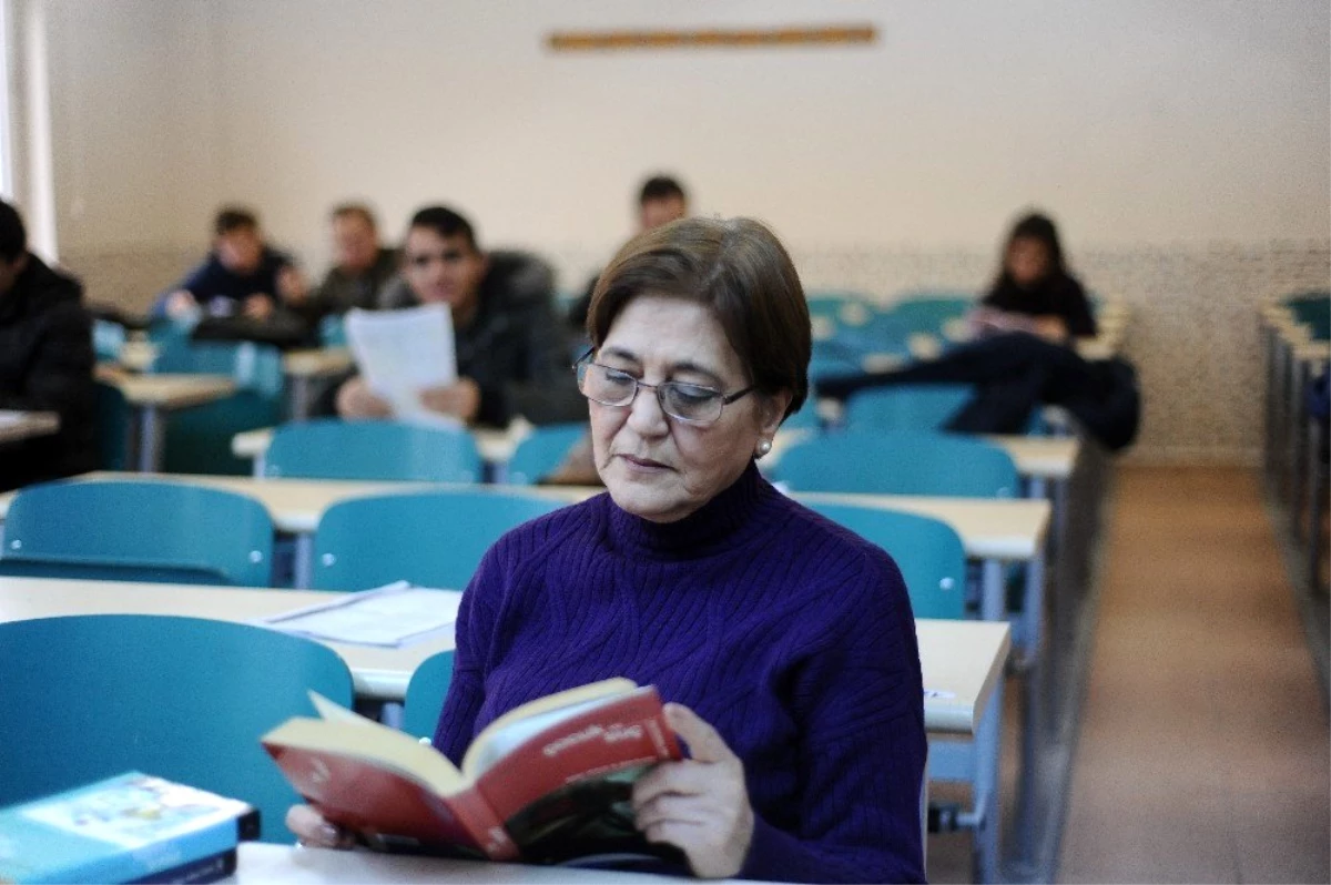 Onlarca öğrenci yetiştirdi, şimdilerde ise yeniden öğrenci oldu