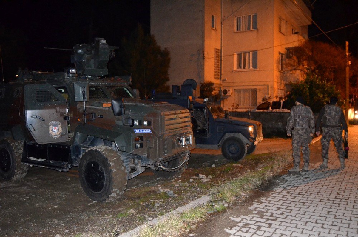 Osmaniye\'de uyuşturucu satıcılarına şafak baskını
