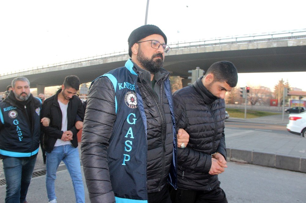 Oyun parkını yakan 2 kişi gözaltına alındı