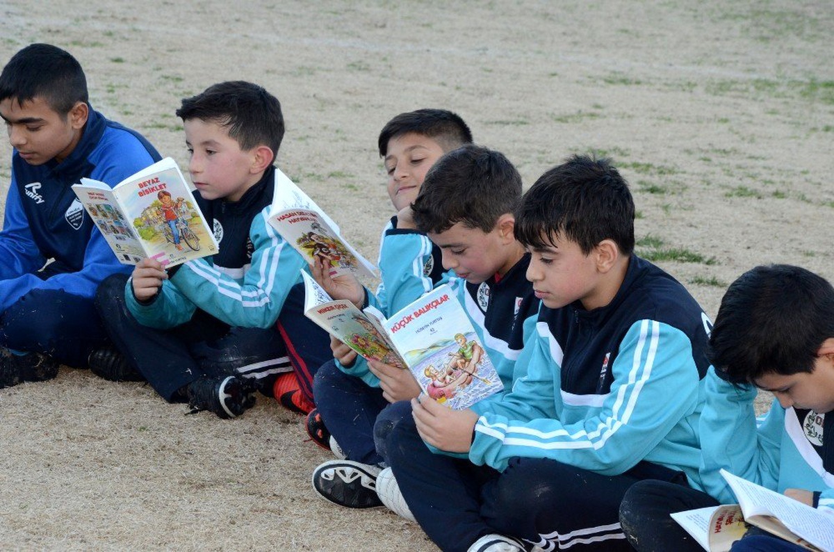 (Özel) Antrenmandan önce yarım saat kitap okuyorlar