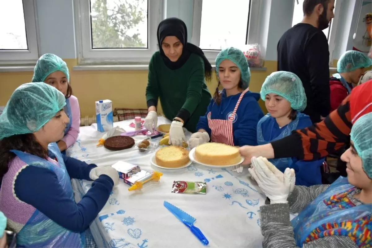 Özel çocuklardan pasta yapma etkinliği