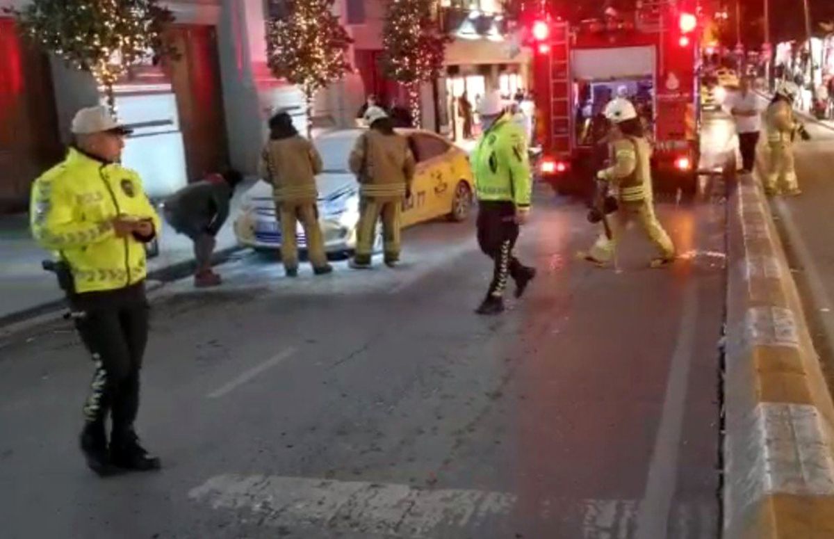 (ÖZEL) Taksim\'de ticari taksi yandı, esnaf yangın tüpleriyle müdahale etti
