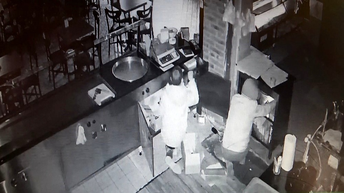 Pastahane fareleri polisten kaçamadı