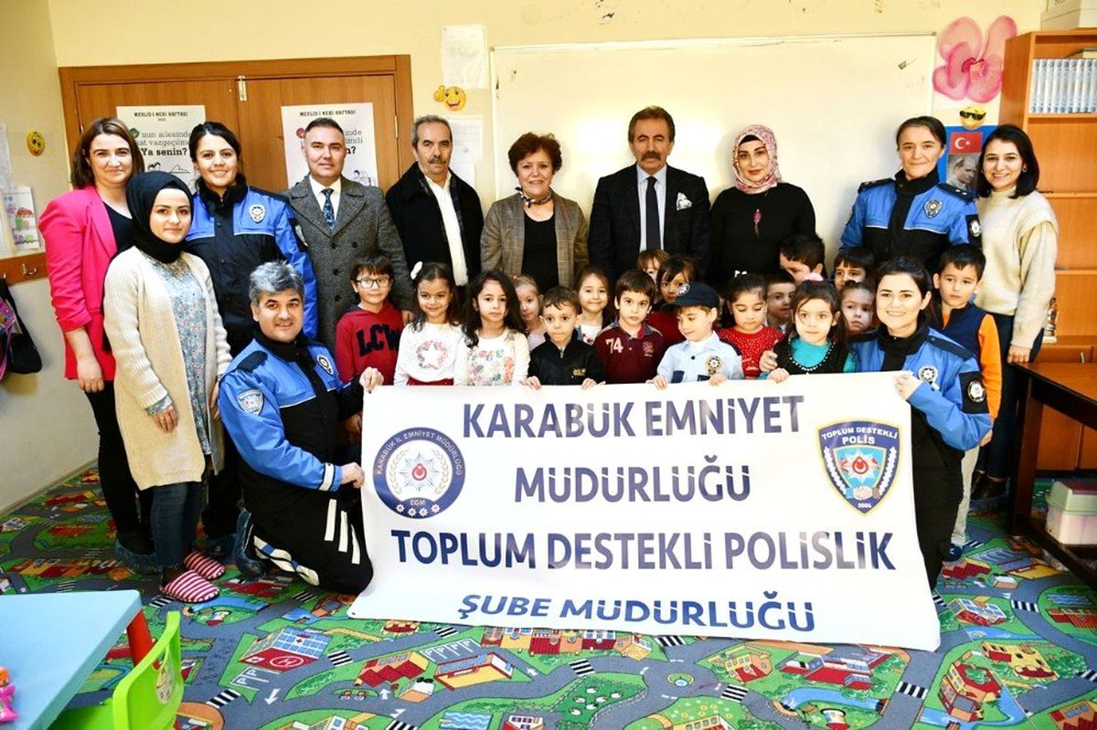 Polisler minik öğrencilerle buluştu