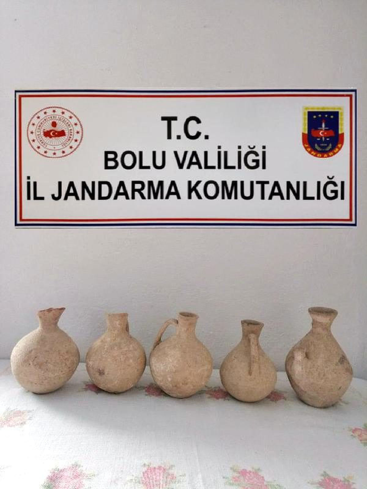 Roma dönemine ait 5 toprak küp bulundu