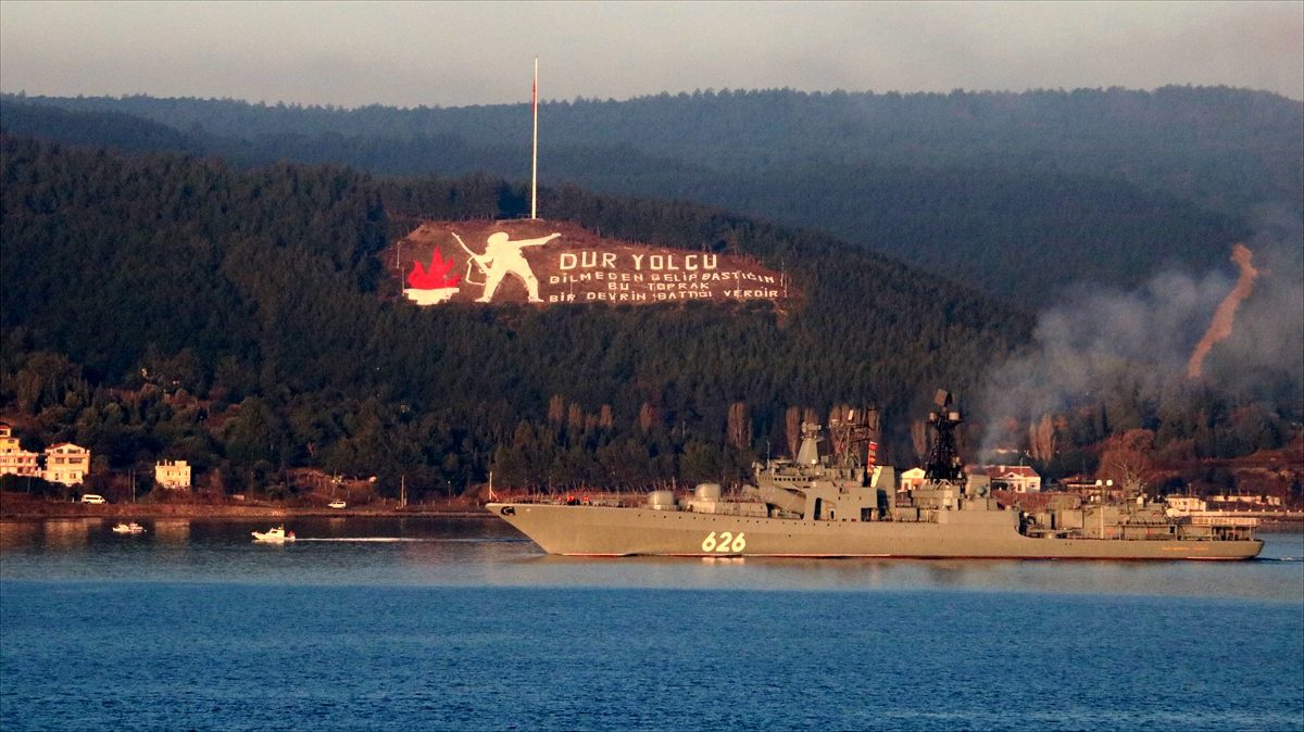 Rus askeri gemisi Çanakkale Boğazı\'ndan geçti