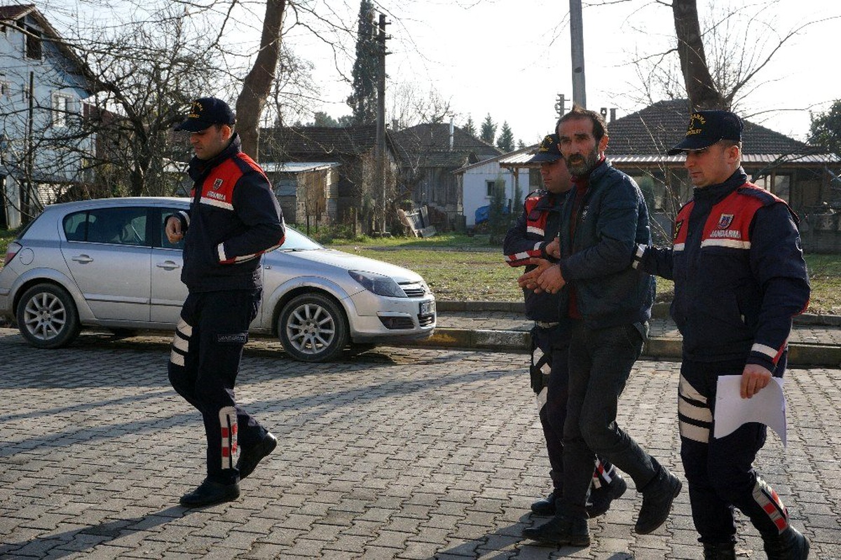 Sakarya\'da cinayet suçundan aranan firari, yol kontrolünde yakalandı