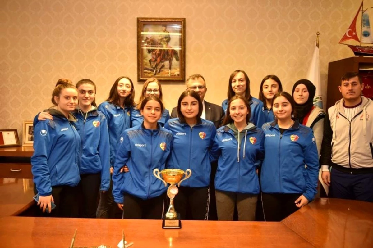 Şampiyon kızlardan Başkan Çatal\'a ziyaret
