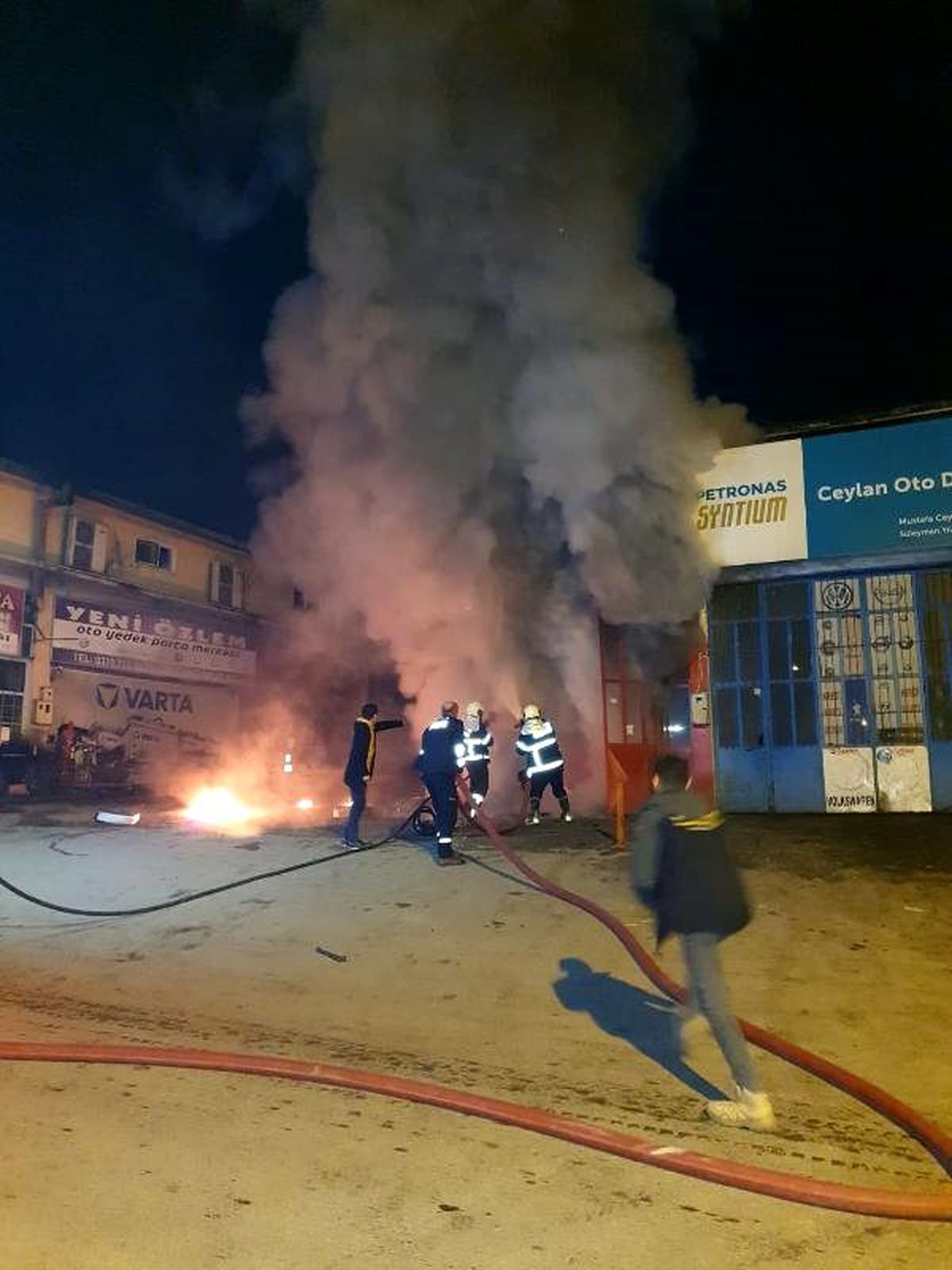 Sanayi sitesinde yangın: 1 iş yeri ile 1 araç yandı, 1 kişi yaralı