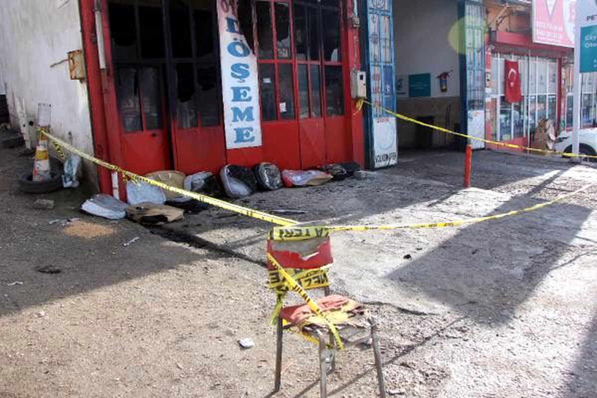 Sanayi sitesinde yangın: İş yeri ile araç yandı, 1 kişi yaralı (2)