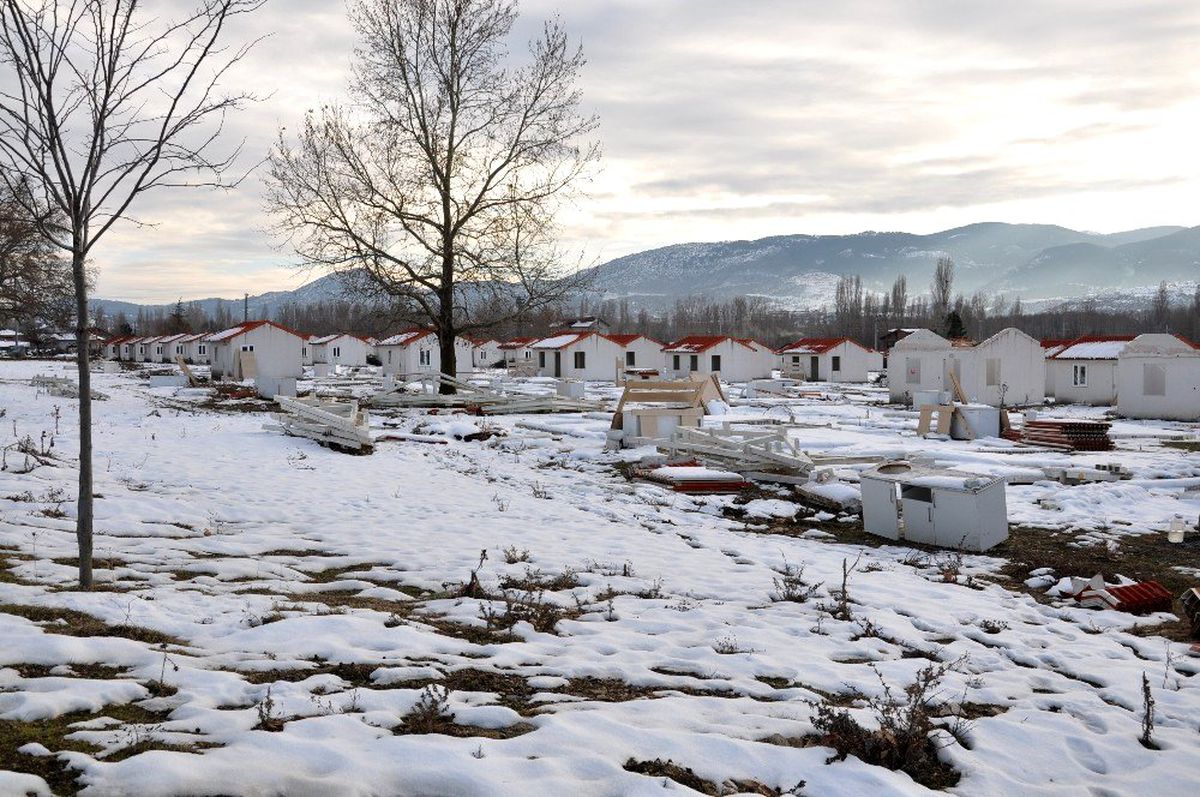 Simav\'da depremin izleri siliniyor