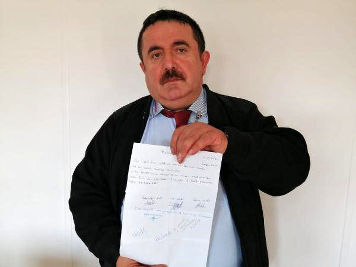 Taksici aracında bulduğu cüzdanı sahibine teslim etti