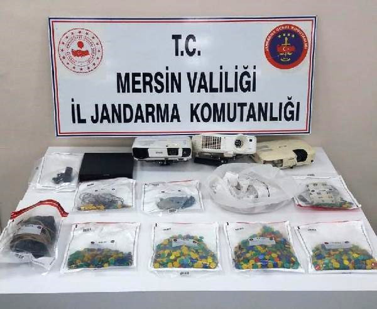 Tarsus\'ta sendika binasına kumar baskını
