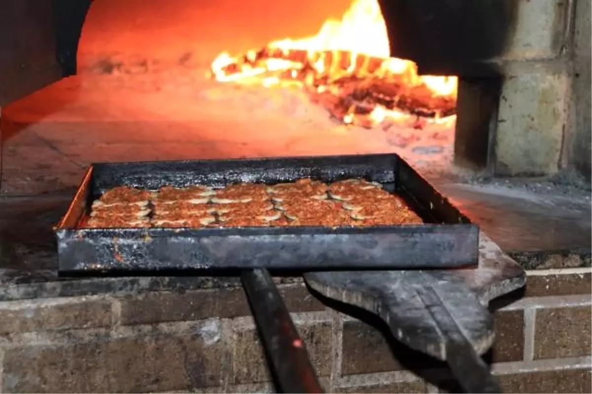 Tarsus\'un fındık lahmacununa yoğun ilgi