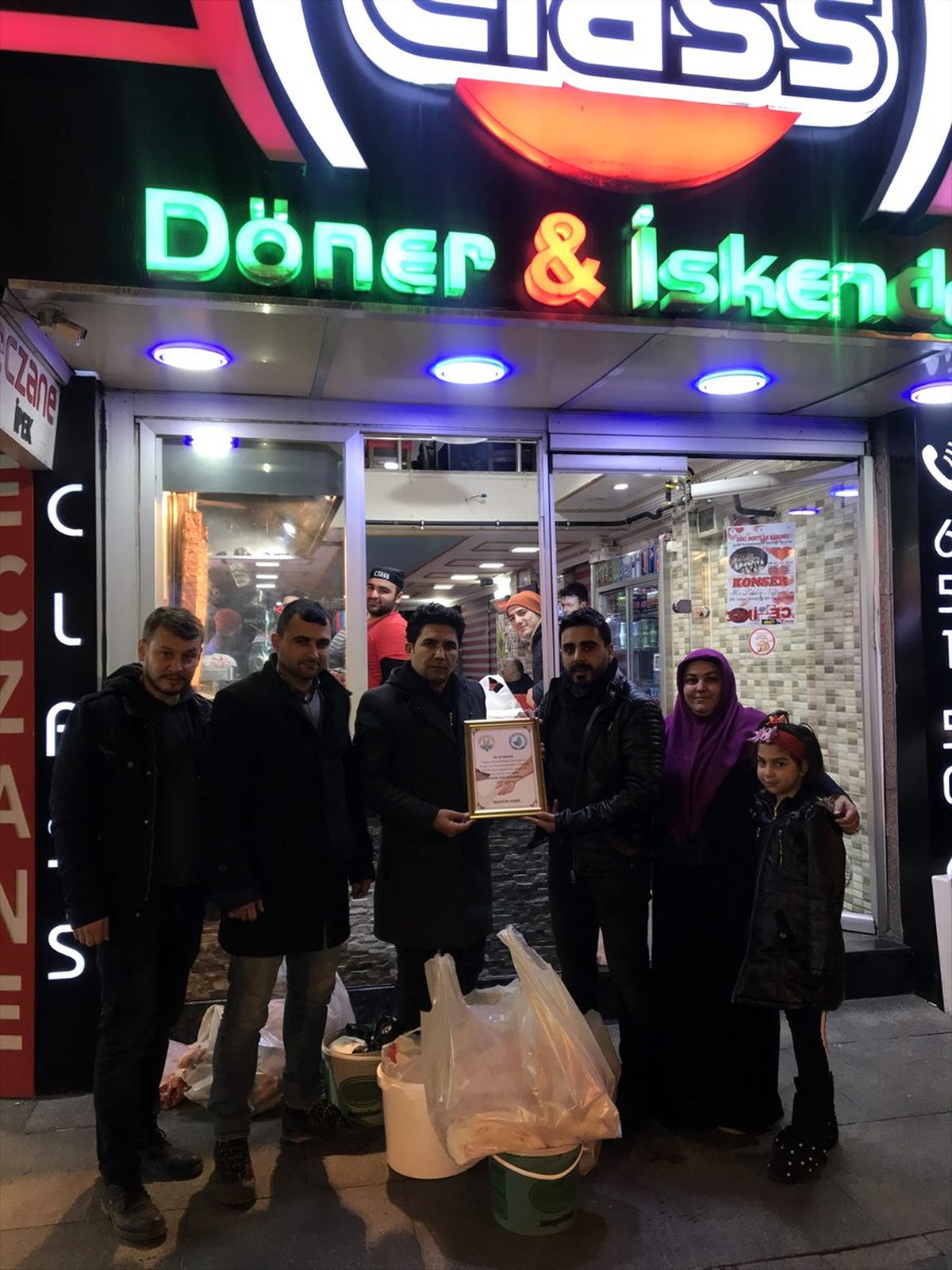 Tekirdağ\'da lokantacılar artan yemeklerle sokak hayvanlarını besleyecek