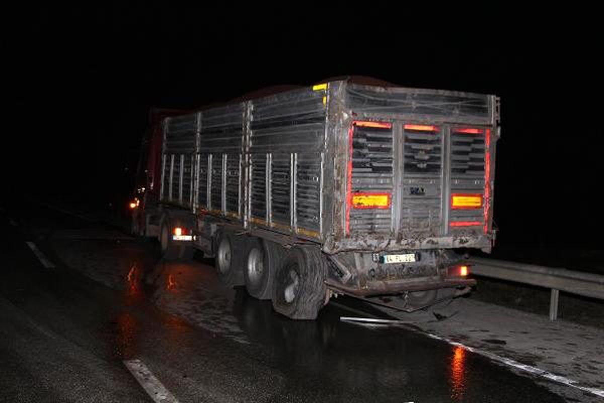 TIR\'lar çarpıştı, ulaşım 2 saat kontrollü olarak sağlandı