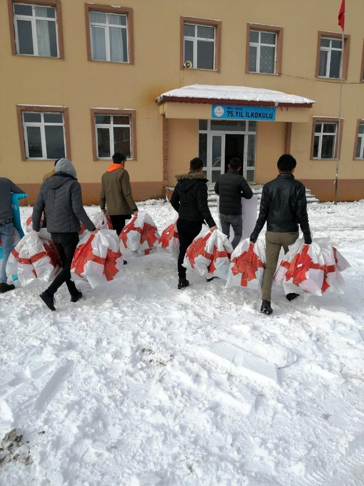 TÜGVA\'dan 82 öğrenciye mont ve bot yardımı