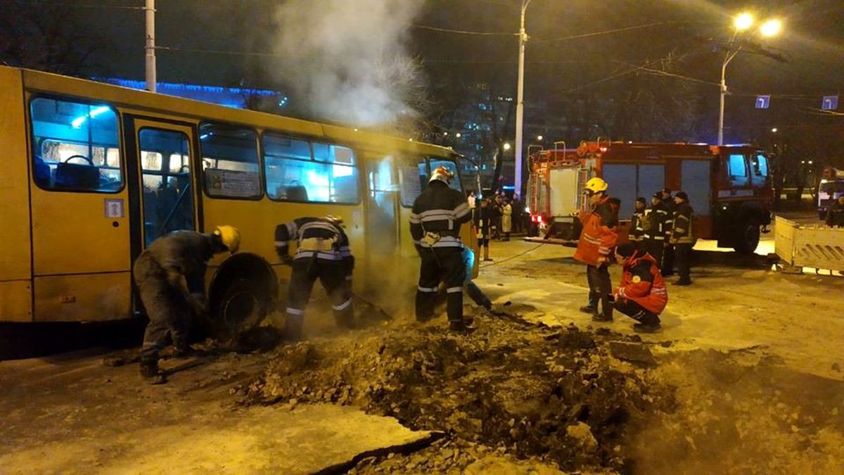 Ukrayna\'da sıcak su borusu patladı, asfalt çöktü
