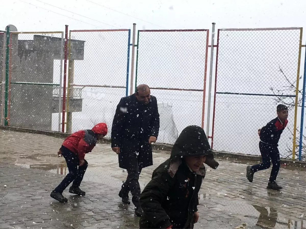 Uludere İlçe Milli Eğitim Müdürü Demirtaş öğrencilerle kartopu oynadı