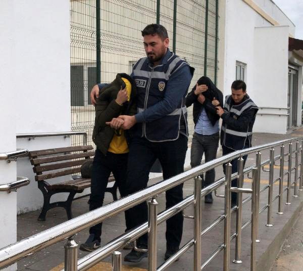 Uydu takip cihazı ve su motoru çalan 2 kişi tutuklandı
