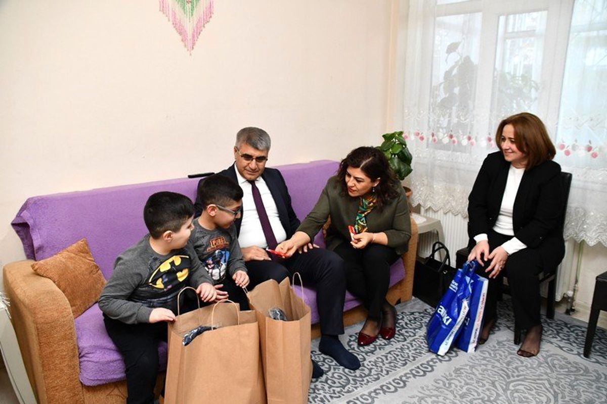 Vali Gürel, vatandaşlara misafir oluyor