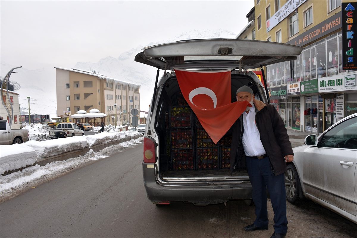 Yetiştirdiği elmaları 1630 kilometre yol katederek Mehmetçiğe götürdü