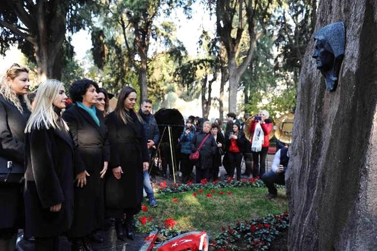 Zübeyde Hanım, Karşıyaka\'daki kabri başında anıldı