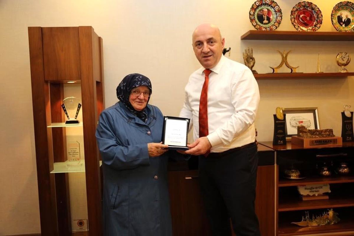 82 yaşındaki Kadriye teyze, 2 yılda 30 tekerlekli sandalye bağışladı