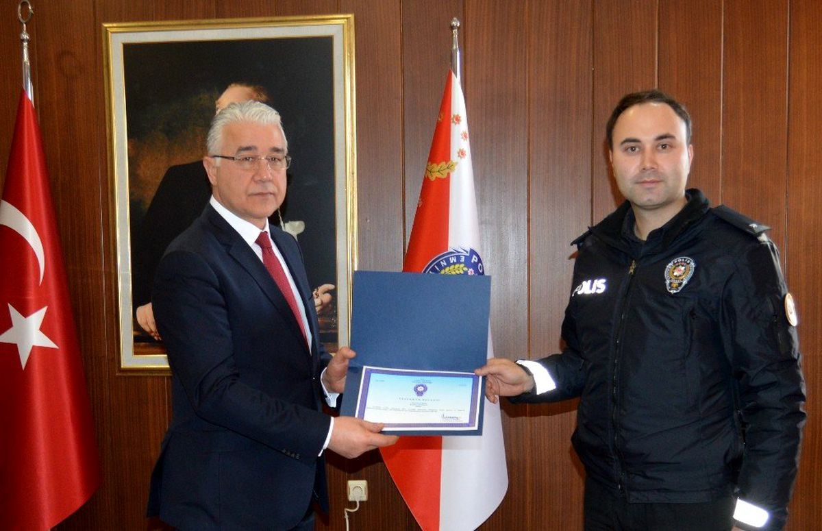 Adliyeye uyuşturucu sokmaya çalışan kadını fark eden 4 koruma polisi ödüllendirildi