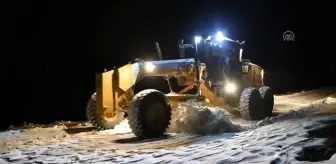 Ağrı'nın 2 bin rakımlı dağ köyü yollarını kar timleri ulaşıma açtı