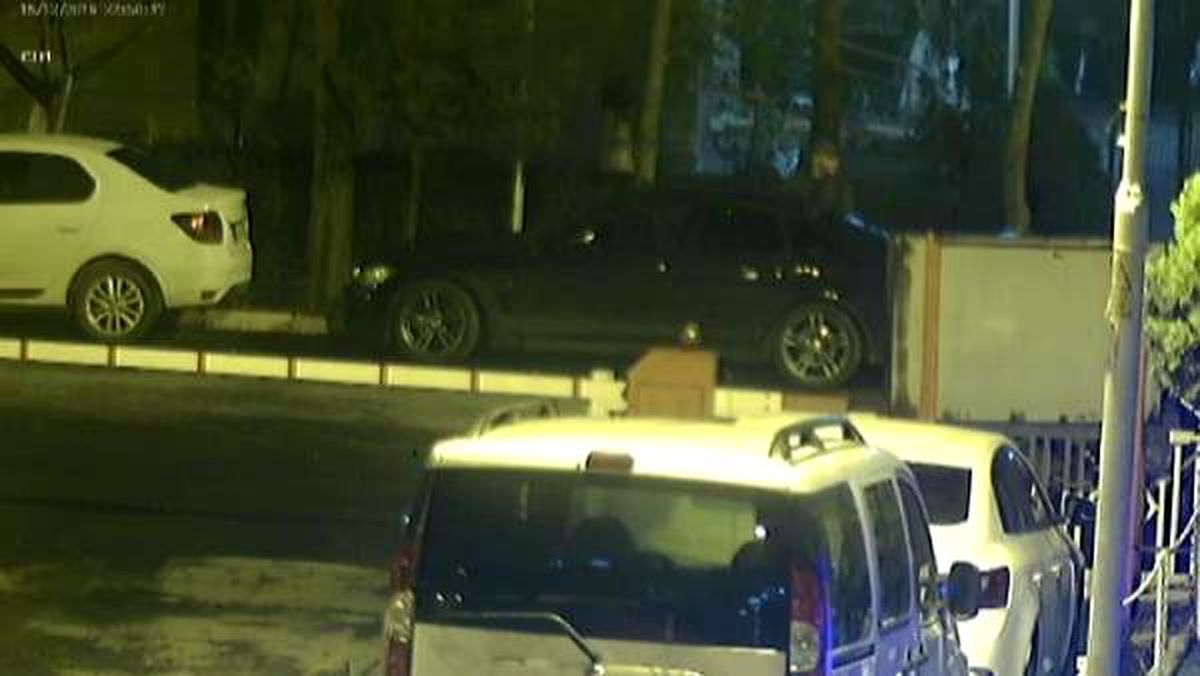 Bakırköy\'de otomobillerin elektronik parçalarını çalan şüpheli kamerada