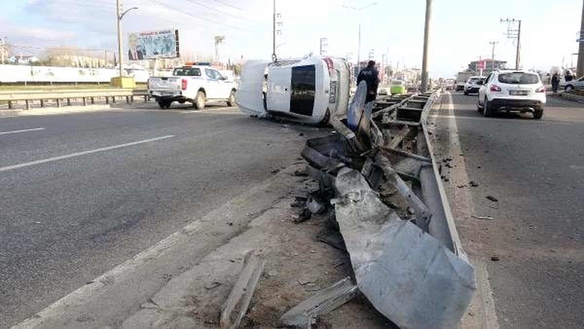 Bariyere çarpıp devrilen otomobilin sürücüsü yaralandı