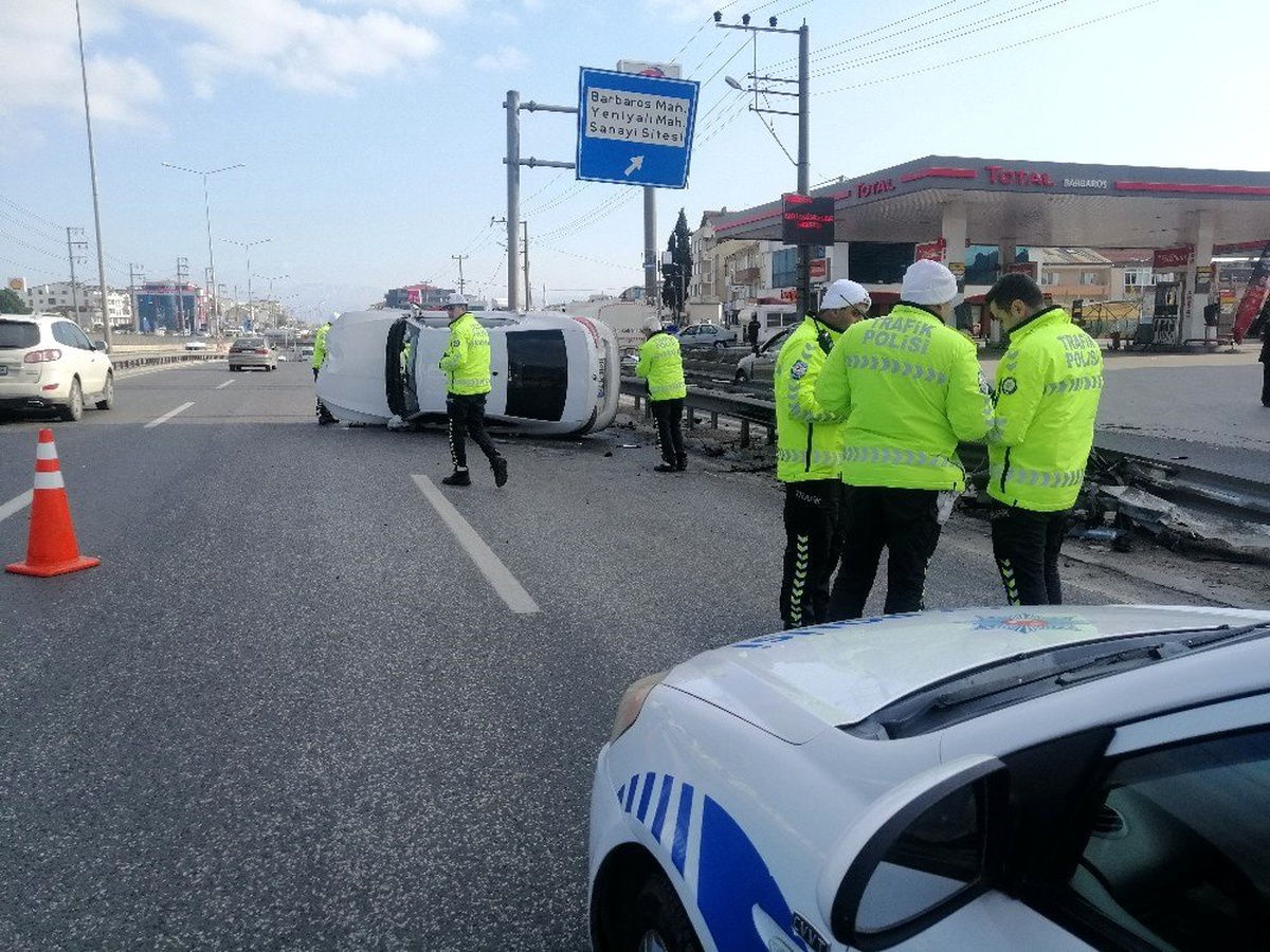 Bariyerlere çarpan otomobil yan yattı: 1 yaralı
