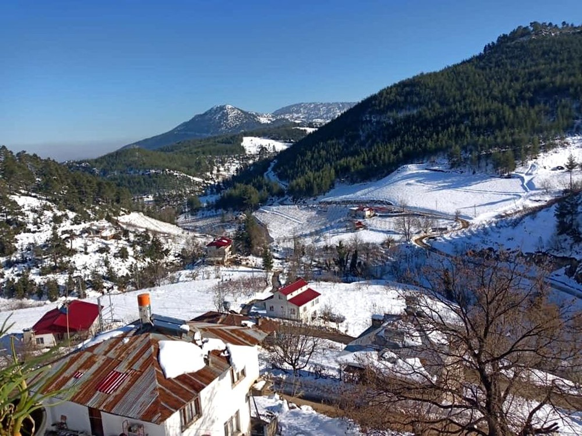 Beyaza bürünen yaylalarda kartpostallık manzaralar