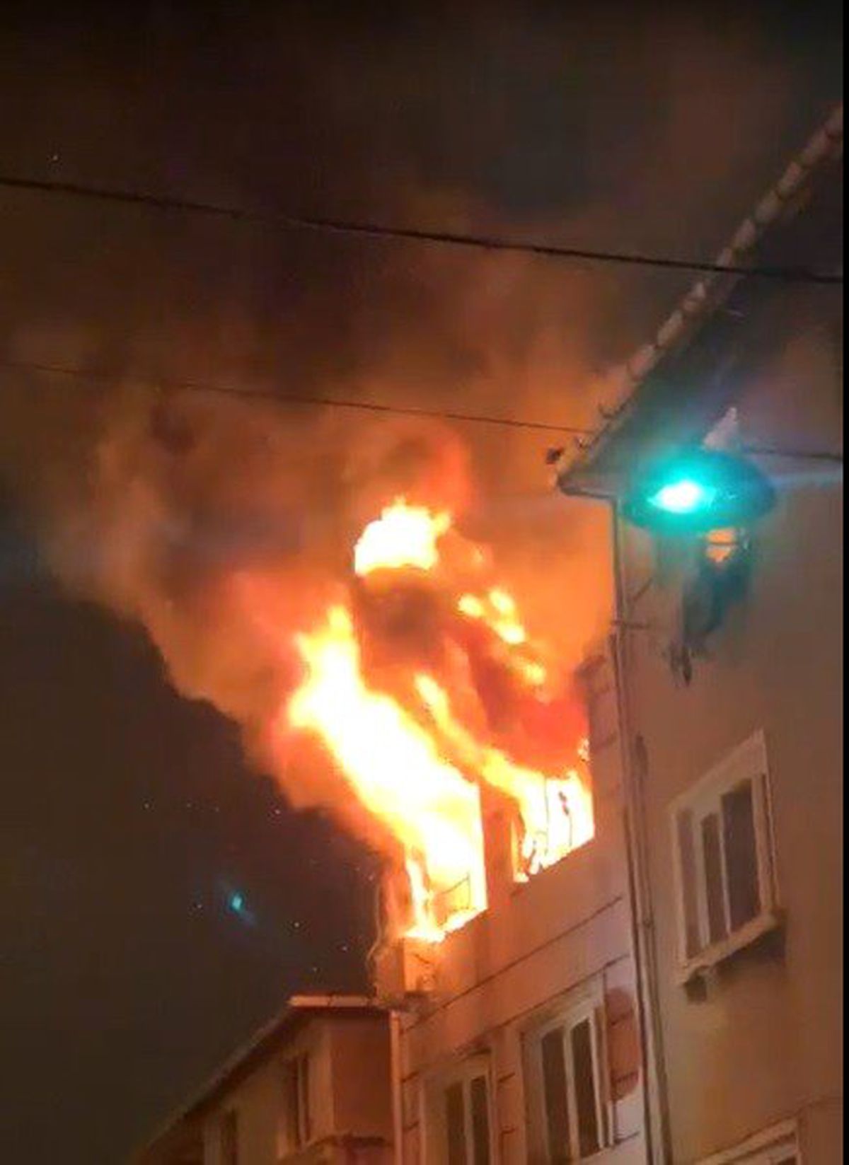Beyoğlu\'nda 5 katlı bina alev alev yandı