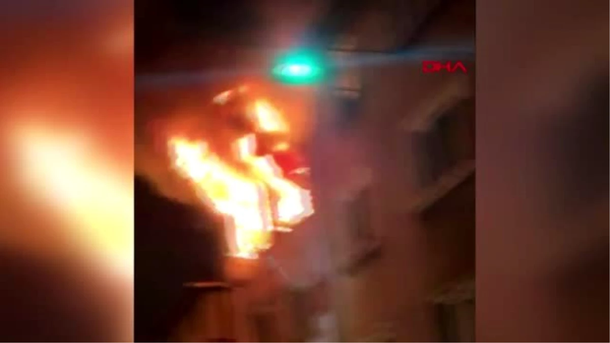 Beyoğlu\'nda yabancı uyrukluların kaldığı binada korkutan yangın
