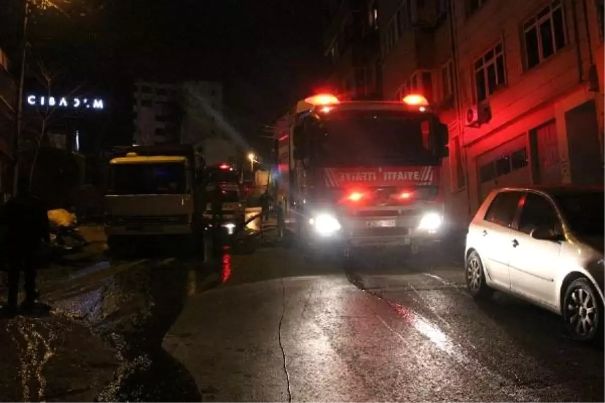 Beyoğlu\'nda yabancı uyrukluların kaldığı binada korkutan yangın