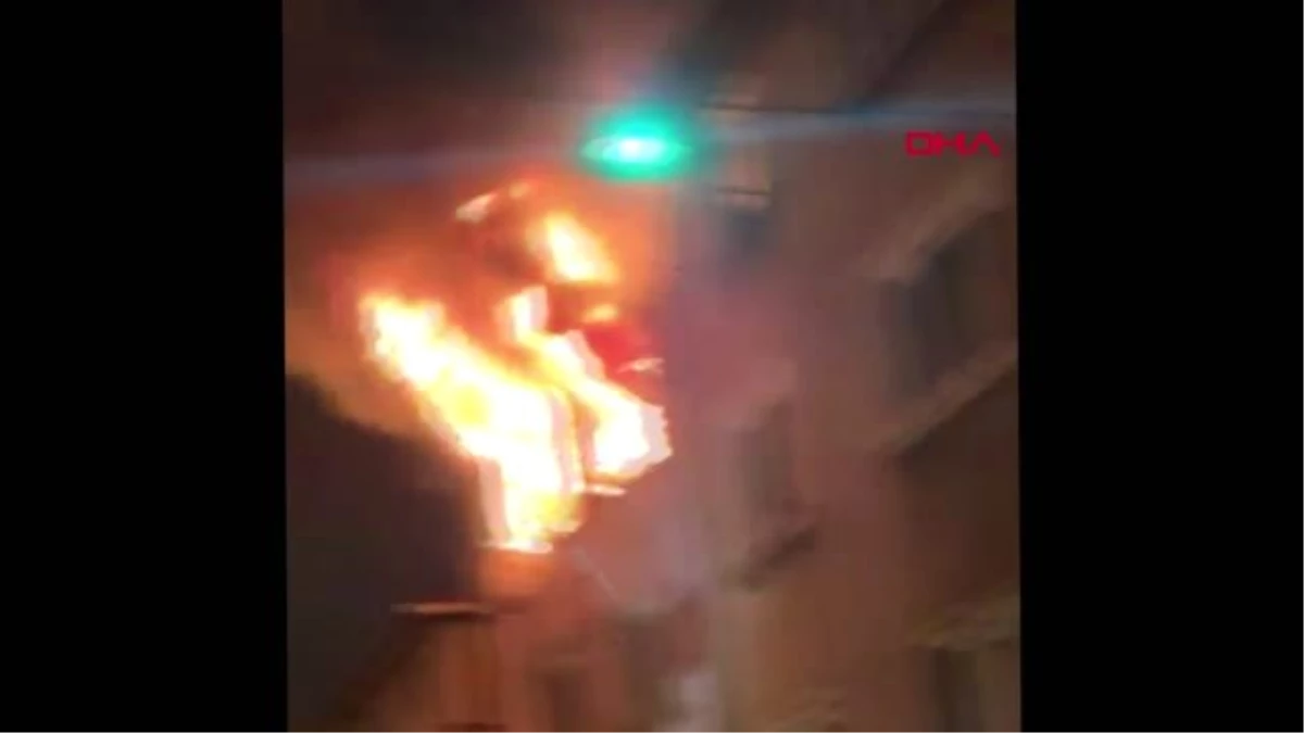 Beyoğlu\'nda yabancı uyrukluların kaldığı binada korkutan yangın