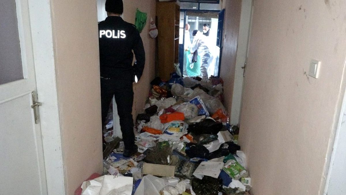 Bu evden yaklaşık 20 ton çöp çıkarıldı