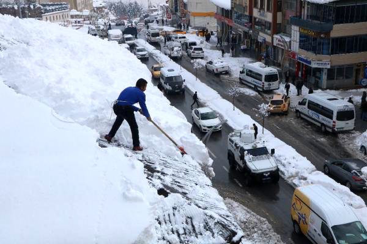 Çatılardaki kar, ekmek kapısı oldu