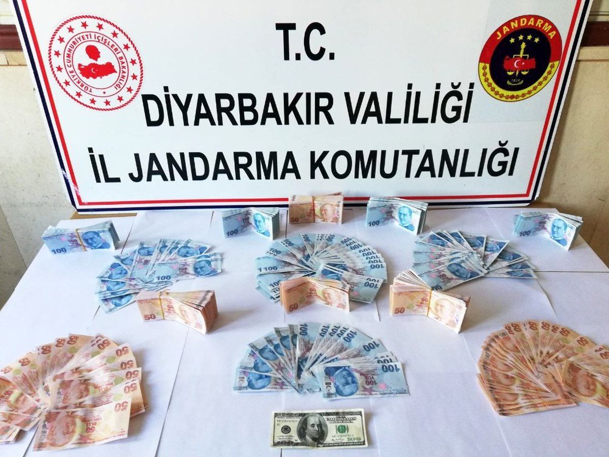 Diyarbakır\'da bir kişi, üzerinde sahte 50 bin 550 lira ile yakalandı